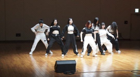 유타대 아시아캠퍼스 학생들이 지난 6일 열린 대학생 힙합 페스티벌에서 공연을 하고 있다. <유타대 제공>